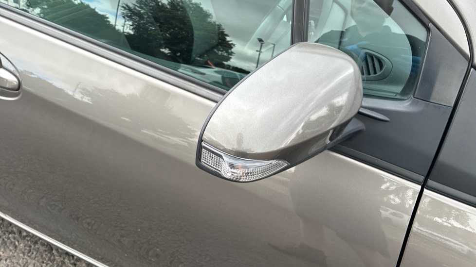 Toyota Yaris 1.5 VVT-i Icon 5dr Petrol Hatchback - Image 57