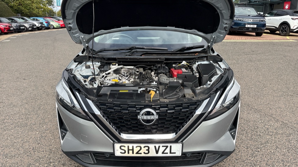 Nissan Qashqai 1.3 DiG-T MH N-Connecta 5dr Petrol Hatchback - Image 8