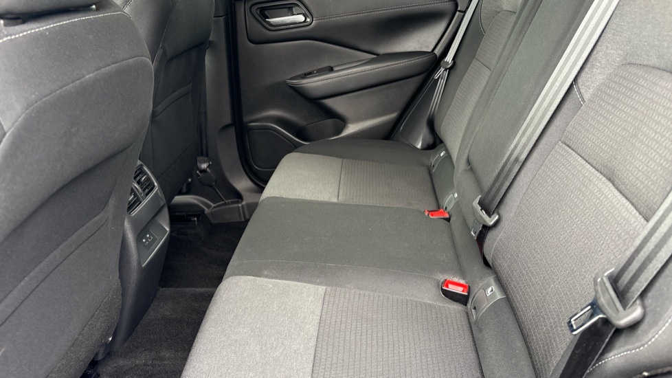 Nissan Qashqai 1.3 DiG-T MH N-Connecta 5dr Petrol Hatchback - Image 16