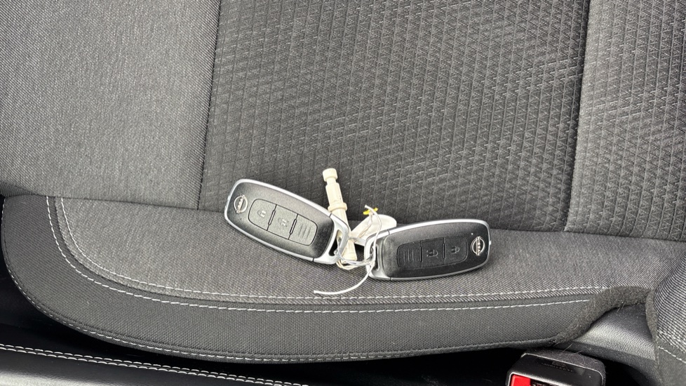 Nissan Qashqai 1.3 DiG-T MH N-Connecta 5dr Petrol Hatchback - Image 22