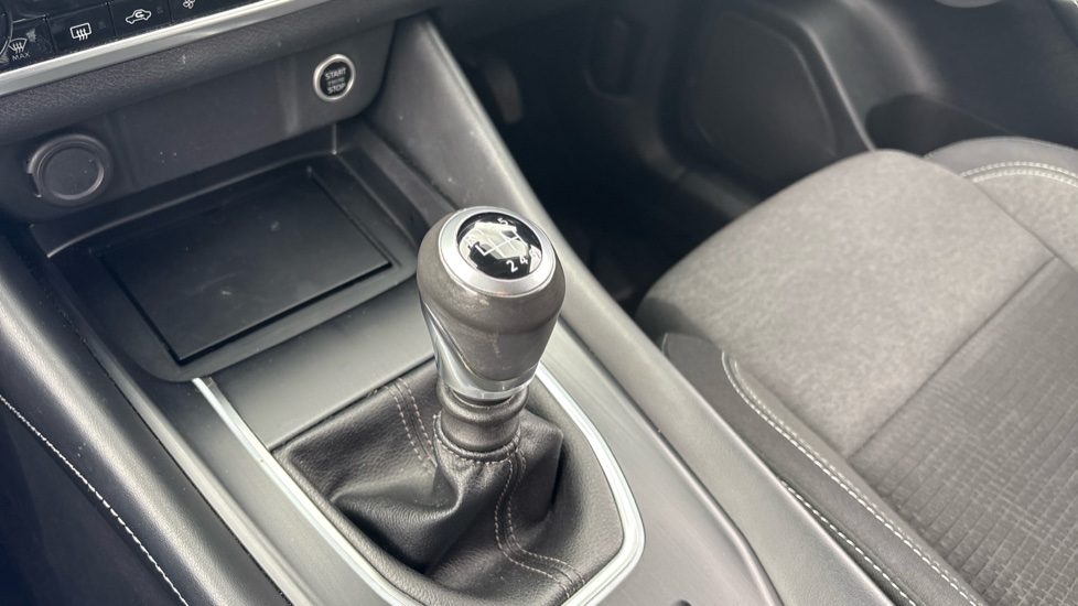 Nissan Qashqai 1.3 DiG-T MH N-Connecta 5dr Petrol Hatchback - Image 23