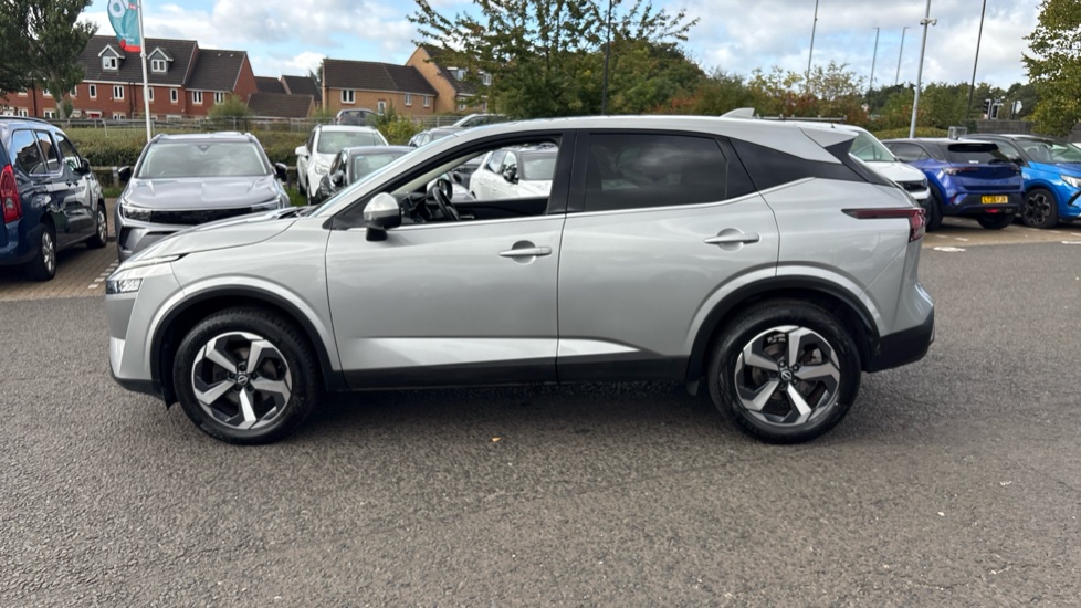 Nissan Qashqai 1.3 DiG-T MH N-Connecta 5dr Petrol Hatchback - Image 31