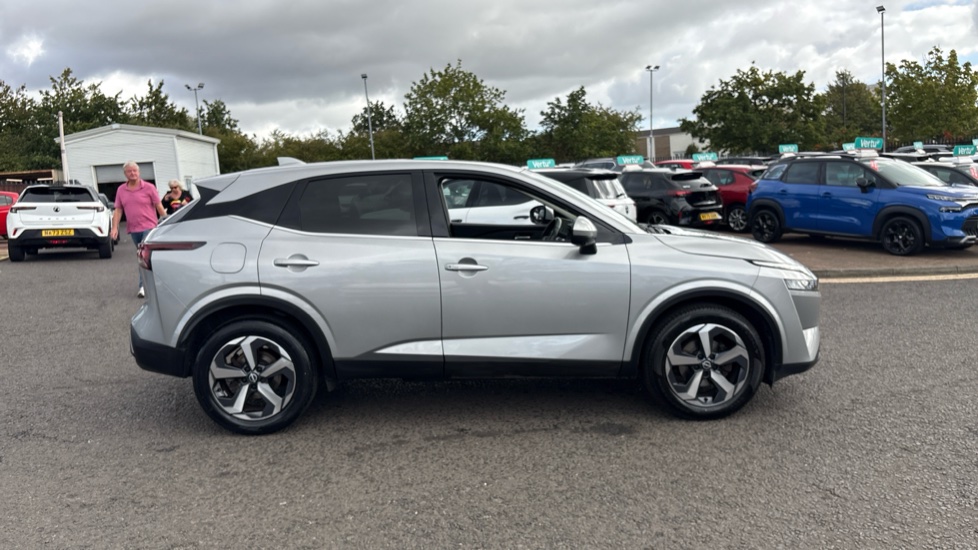 Nissan Qashqai 1.3 DiG-T MH N-Connecta 5dr Petrol Hatchback - Image 37