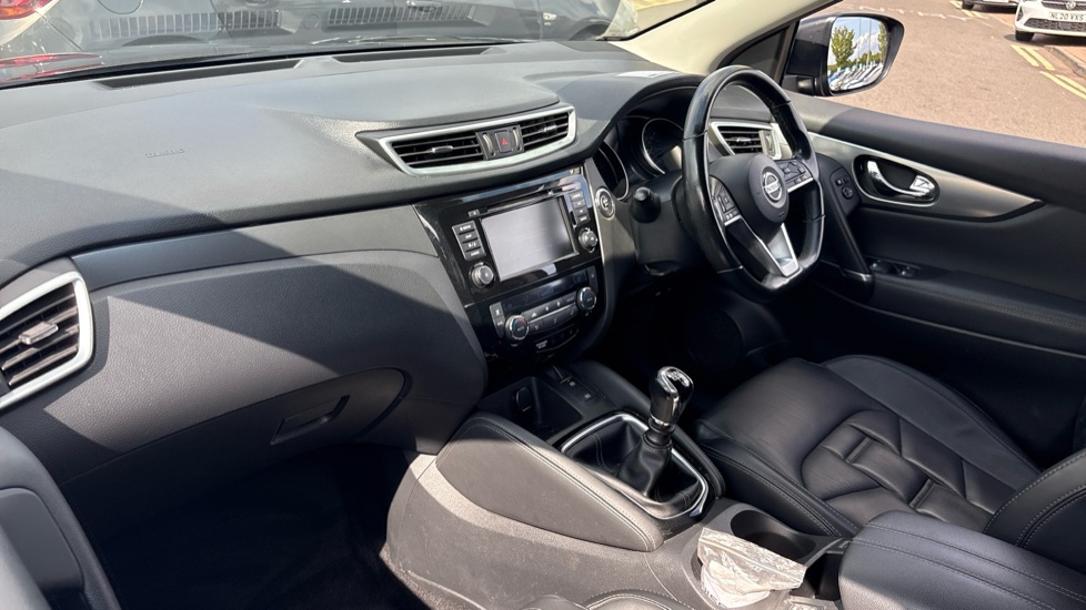 Nissan Qashqai 1.3 DiG-T N-Motion 5dr Petrol Hatchback - Image 9
