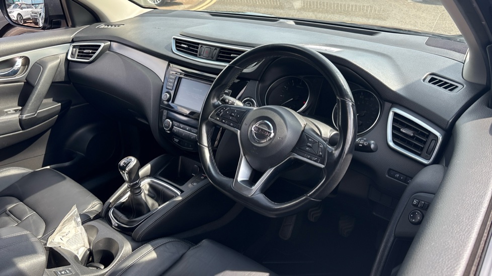 Nissan Qashqai 1.3 DiG-T N-Motion 5dr Petrol Hatchback - Image 11