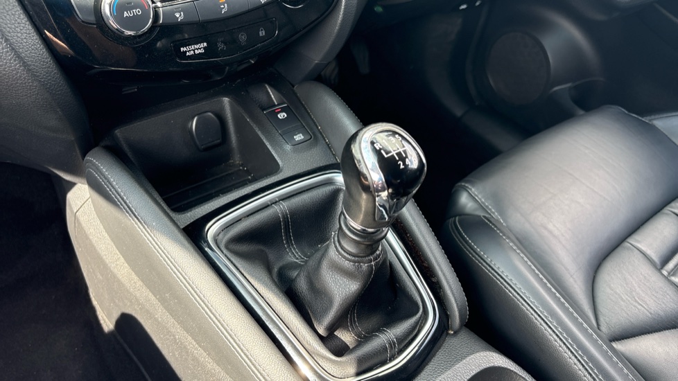 Nissan Qashqai 1.3 DiG-T N-Motion 5dr Petrol Hatchback - Image 13