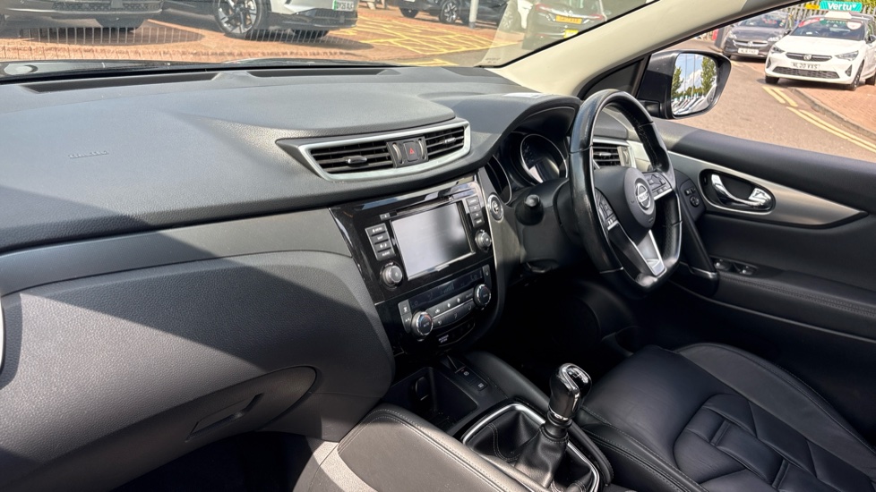 Nissan Qashqai 1.3 DiG-T N-Motion 5dr Petrol Hatchback - Image 28