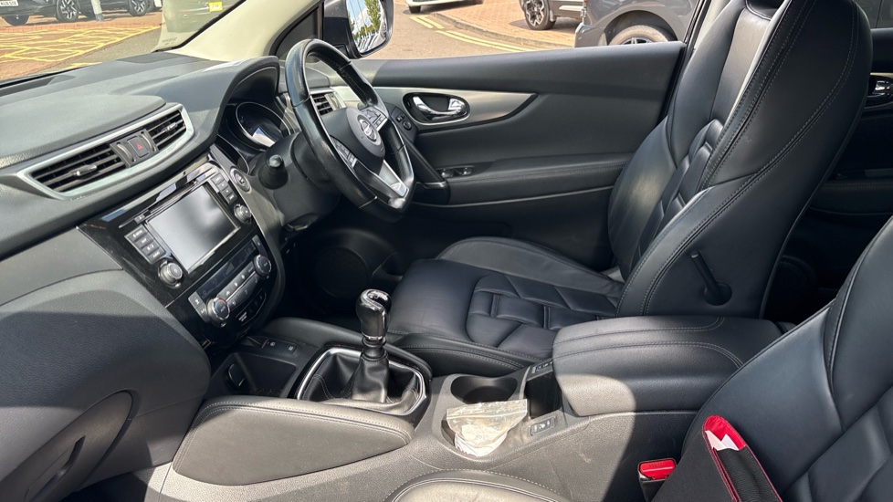 Nissan Qashqai 1.3 DiG-T N-Motion 5dr Petrol Hatchback - Image 29