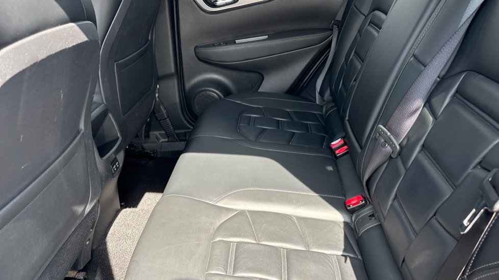 Nissan Qashqai 1.3 DiG-T N-Motion 5dr Petrol Hatchback - Image 30