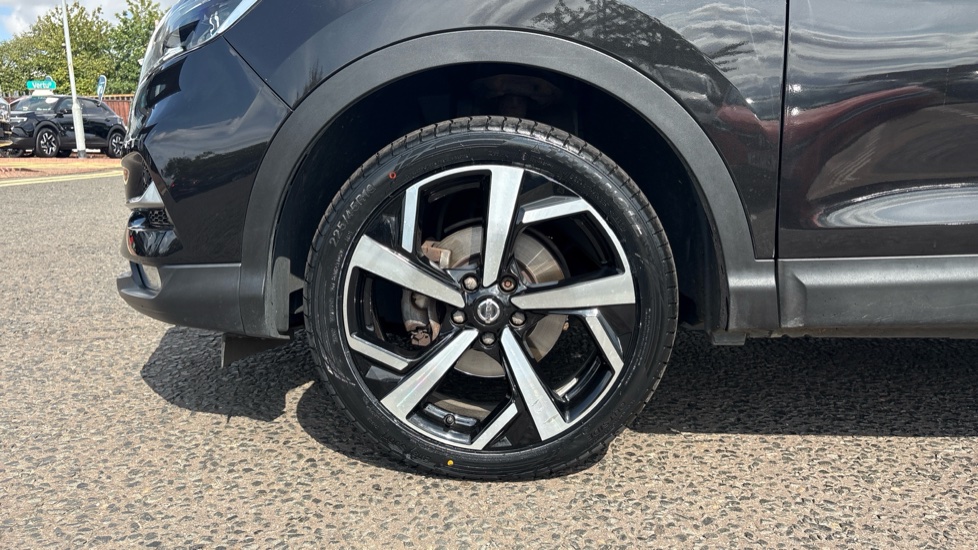 Nissan Qashqai 1.3 DiG-T N-Motion 5dr Petrol Hatchback - Image 32