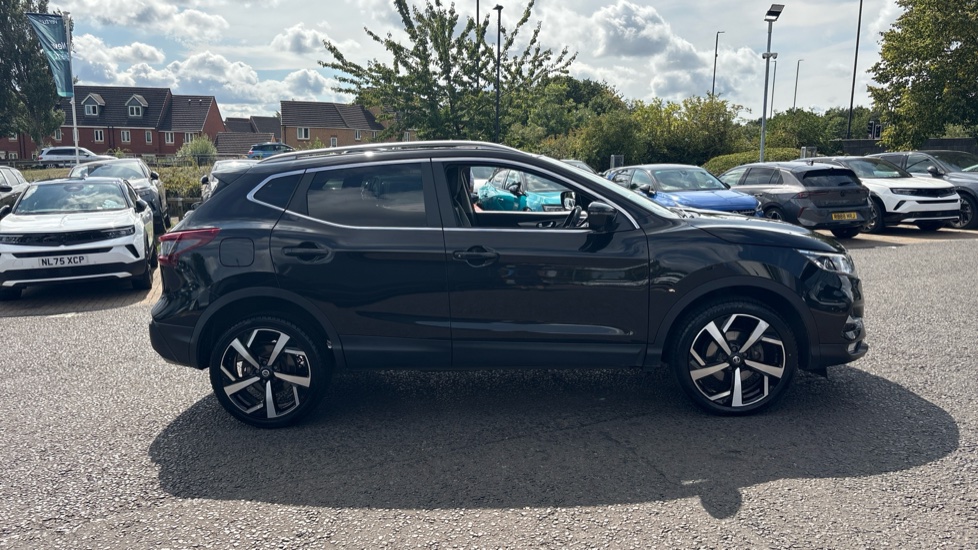 Nissan Qashqai 1.3 DiG-T N-Motion 5dr Petrol Hatchback - Image 37