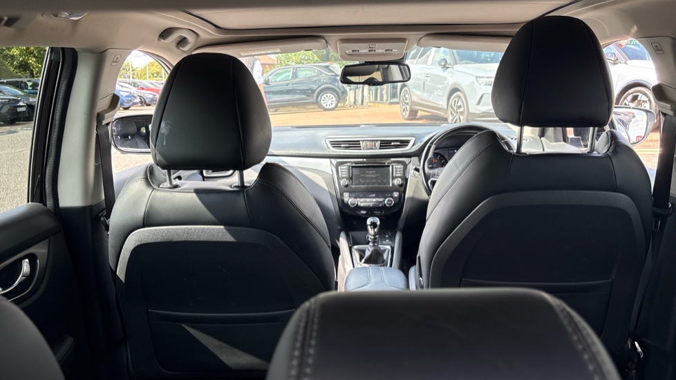Nissan Qashqai 1.3 DiG-T N-Motion 5dr Petrol Hatchback - Image 43