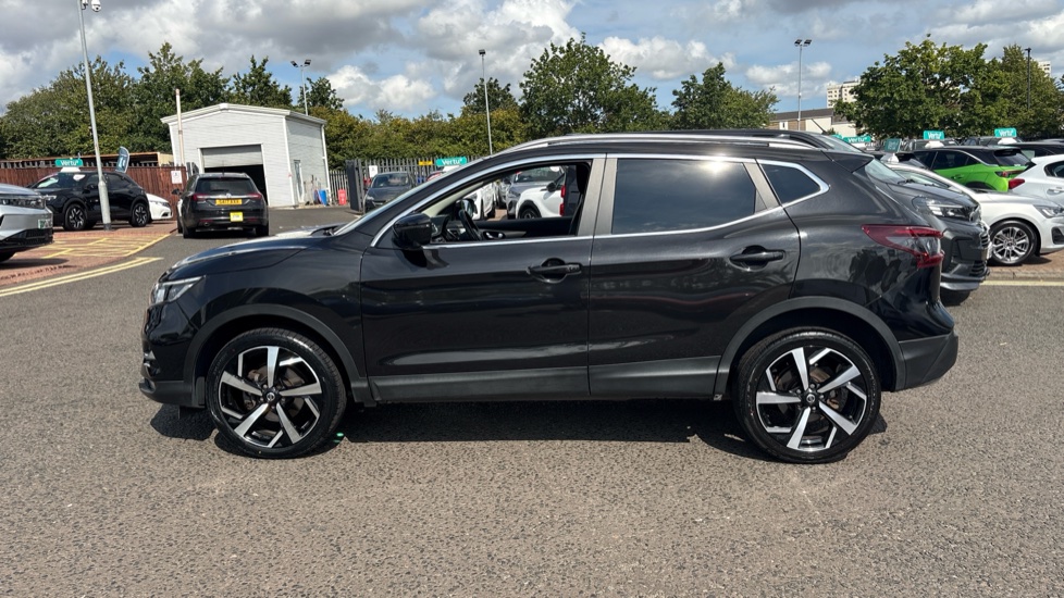 Nissan Qashqai 1.3 DiG-T N-Motion 5dr Petrol Hatchback - Image 45