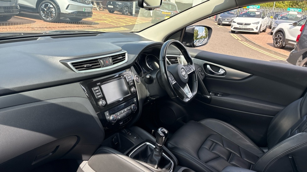 Nissan Qashqai 1.3 DiG-T N-Motion 5dr Petrol Hatchback - Image 46