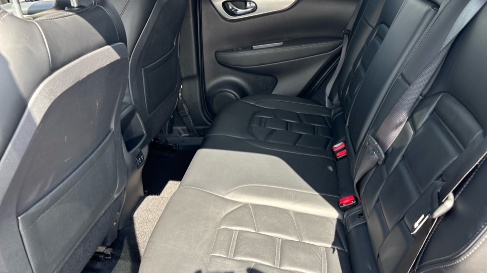 Nissan Qashqai 1.3 DiG-T N-Motion 5dr Petrol Hatchback - Image 47