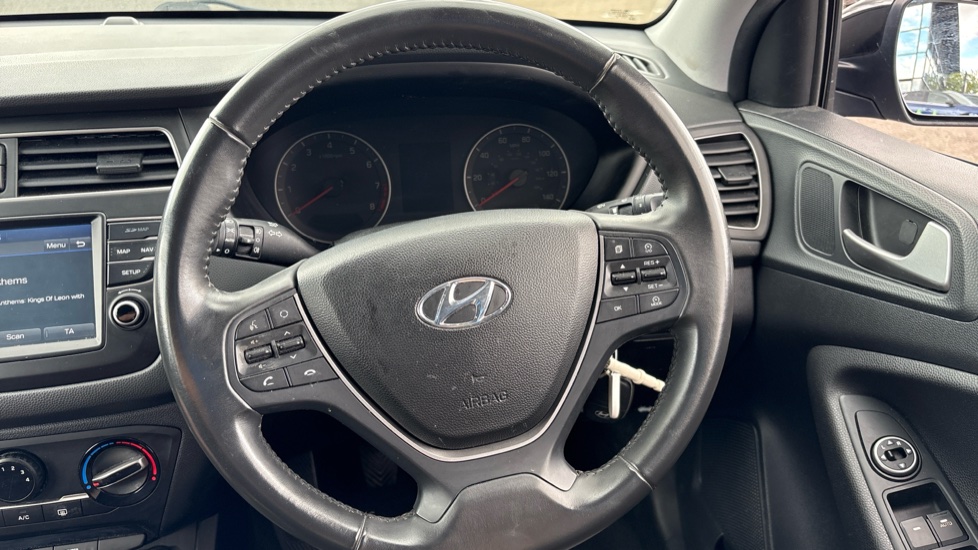 Hyundai i20 1.2 MPi Play 5dr Petrol Hatchback - Image 25
