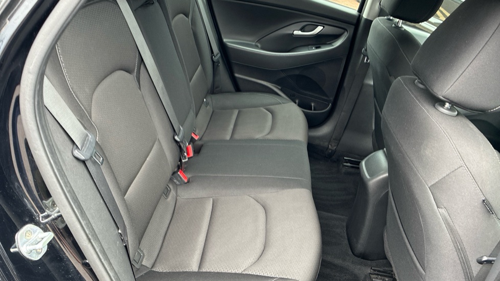 Hyundai i30 1.6 CRDi SE Nav 5dr Diesel Hatchback - Image 16