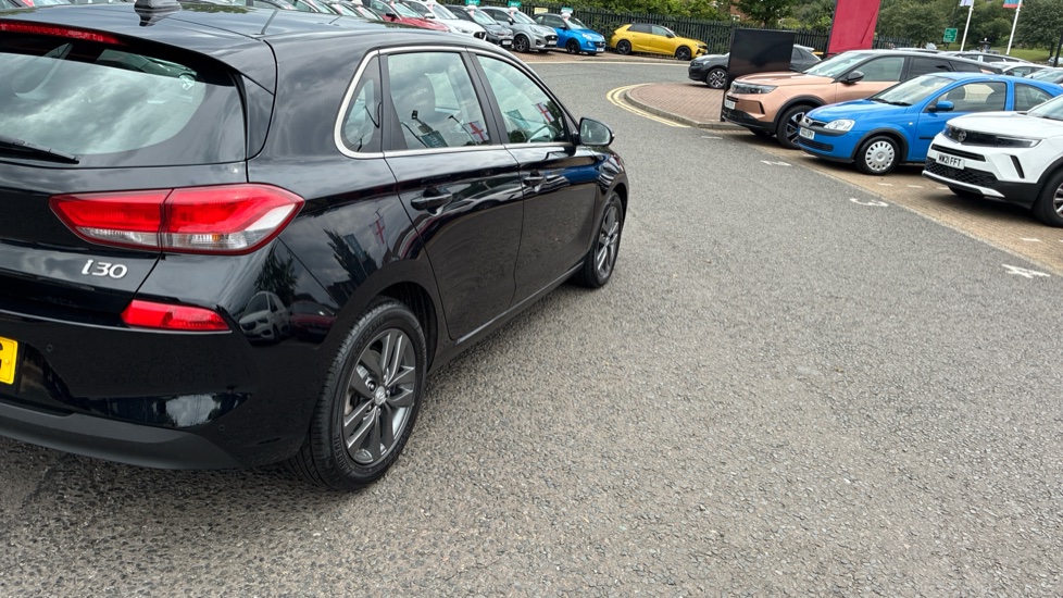Hyundai i30 1.6 CRDi SE Nav 5dr Diesel Hatchback - Image 41