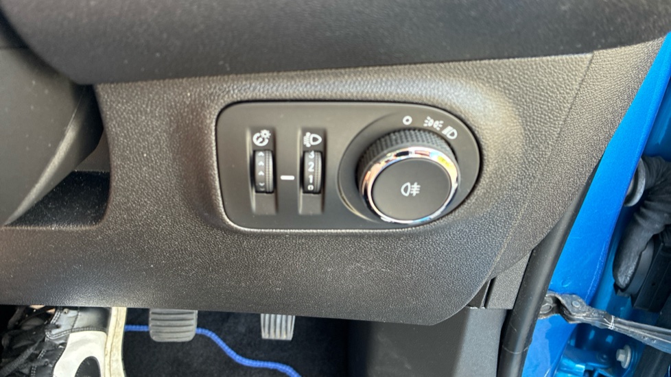 Vauxhall Adam 1.2i Griffin 3dr Petrol Hatchback - Image 39