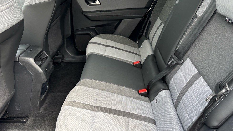 Vauxhall Grandland 157kW Ultimate 73kWh 5dr Auto [Panoramic Roof] Electric Hatchback - Image 16