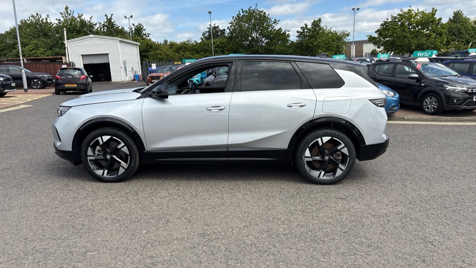 Vauxhall Grandland 157kW Ultimate 73kWh 5dr Auto [Panoramic Roof] Electric Hatchback - Image 28