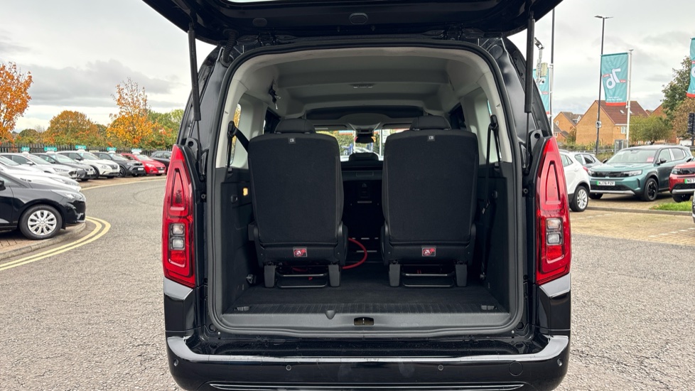 Vauxhall Combo Life 100kW Design XL 52kWh 5dr Auto [7 Seat] Electric Estate - Image 4