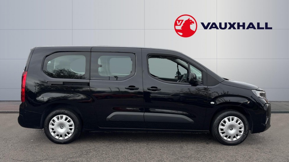 Vauxhall Combo Life 100kW Design XL 52kWh 5dr Auto [7 Seat] Electric Estate - Image 5