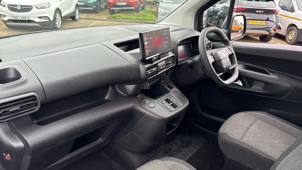 Vauxhall Combo Life 100kW Design XL 52kWh 5dr Auto [7 Seat] Electric Estate - Image 9