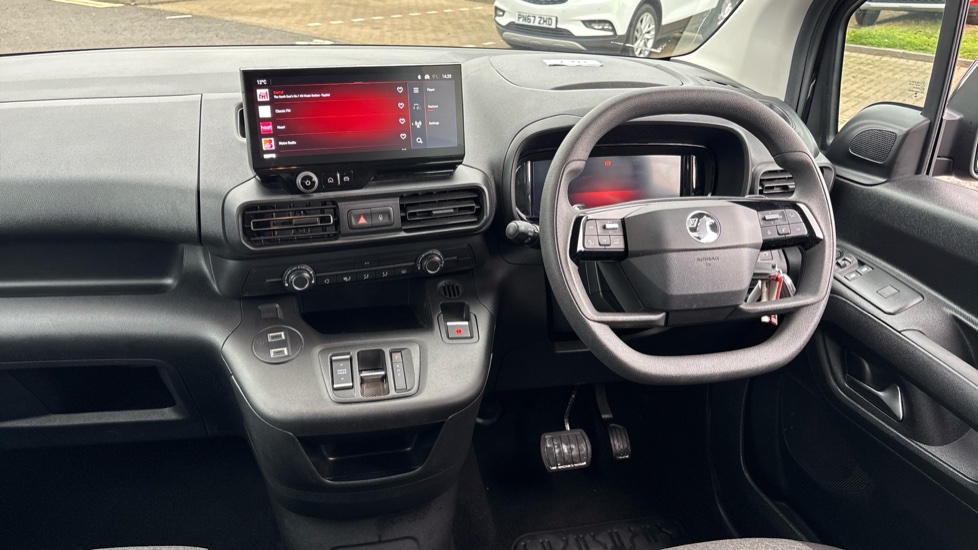 Vauxhall Combo Life 100kW Design XL 52kWh 5dr Auto [7 Seat] Electric Estate - Image 10