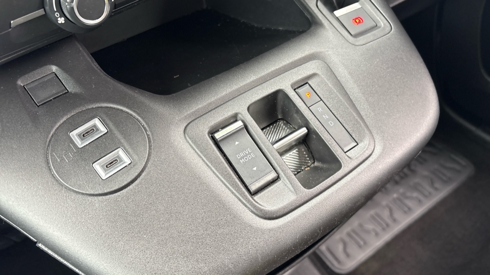 Vauxhall Combo Life 100kW Design XL 52kWh 5dr Auto [7 Seat] Electric Estate - Image 13