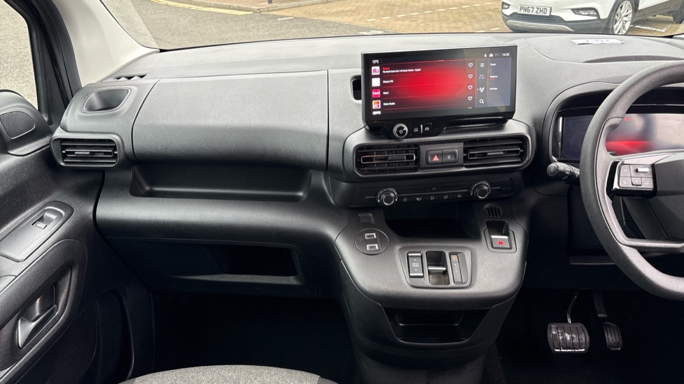 Vauxhall Combo Life 100kW Design XL 52kWh 5dr Auto [7 Seat] Electric Estate - Image 14