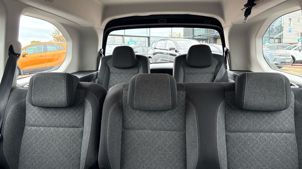 Vauxhall Combo Life 100kW Design XL 52kWh 5dr Auto [7 Seat] Electric Estate - Image 15