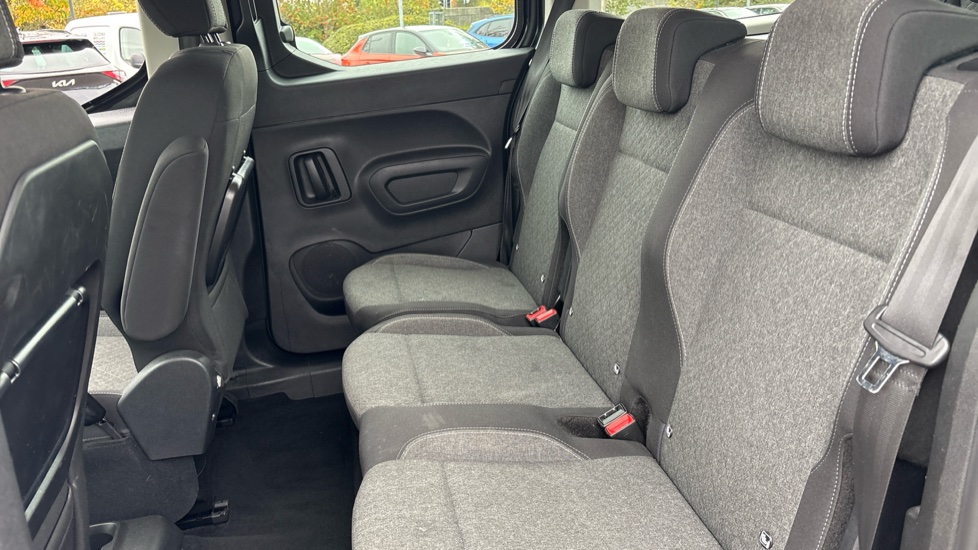 Vauxhall Combo Life 100kW Design XL 52kWh 5dr Auto [7 Seat] Electric Estate - Image 16