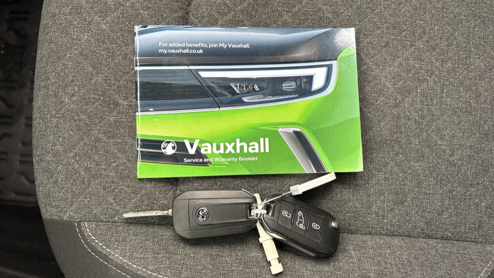 Vauxhall Combo Life 100kW Design XL 52kWh 5dr Auto [7 Seat] Electric Estate - Image 21