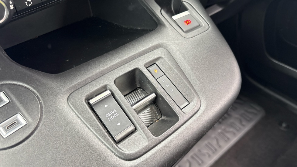 Vauxhall Combo Life 100kW Design XL 52kWh 5dr Auto [7 Seat] Electric Estate - Image 23