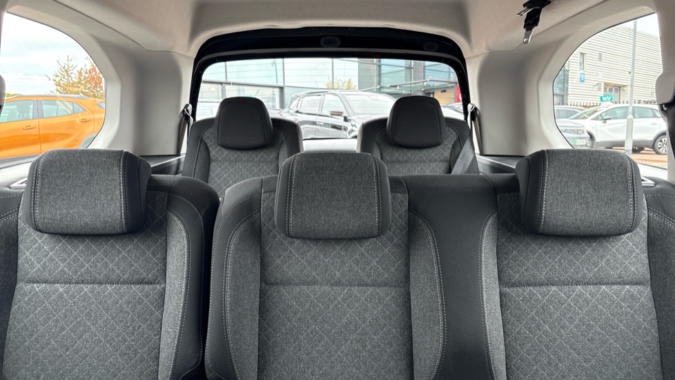 Vauxhall Combo Life 100kW Design XL 52kWh 5dr Auto [7 Seat] Electric Estate - Image 27