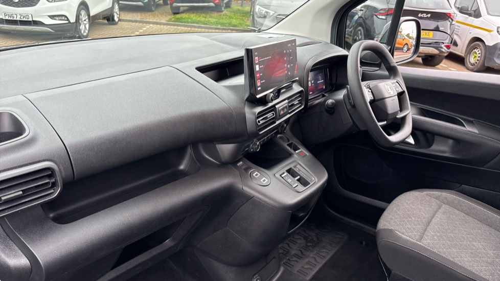 Vauxhall Combo Life 100kW Design XL 52kWh 5dr Auto [7 Seat] Electric Estate - Image 28