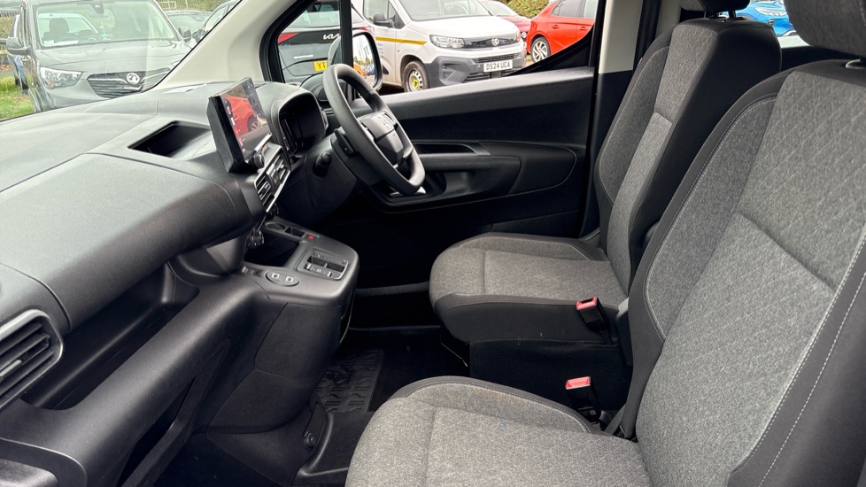 Vauxhall Combo Life 100kW Design XL 52kWh 5dr Auto [7 Seat] Electric Estate - Image 29