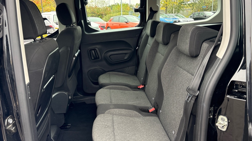 Vauxhall Combo Life 100kW Design XL 52kWh 5dr Auto [7 Seat] Electric Estate - Image 30