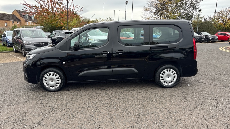 Vauxhall Combo Life 100kW Design XL 52kWh 5dr Auto [7 Seat] Electric Estate - Image 31