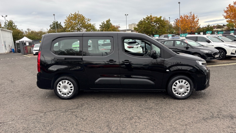 Vauxhall Combo Life 100kW Design XL 52kWh 5dr Auto [7 Seat] Electric Estate - Image 36