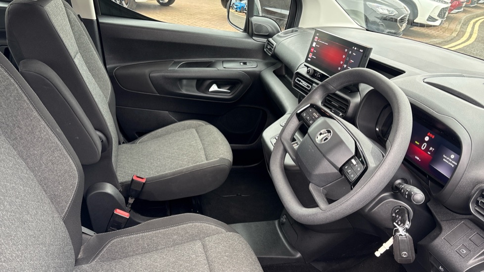 Vauxhall Combo Life 100kW Design XL 52kWh 5dr Auto [7 Seat] Electric Estate - Image 38