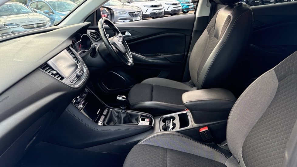 Vauxhall Grandland X 1.2 Turbo Griffin Edition 5dr Petrol Hatchback - Image 29