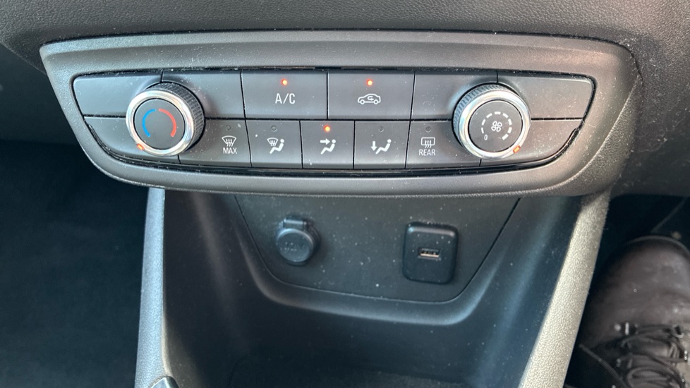 Vauxhall Crossland X 1.2T [110] Griffin 5dr [6 Spd] [Start Stop] Petrol Hatchback - Image 30