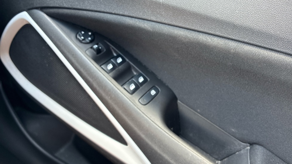 Vauxhall Crossland X 1.2T [110] Griffin 5dr [6 Spd] [Start Stop] Petrol Hatchback - Image 37