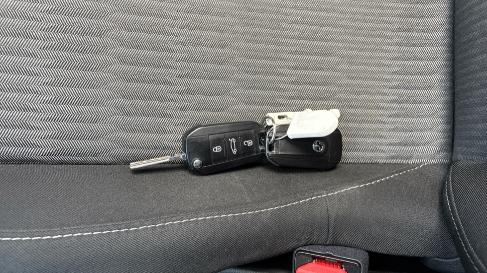 Vauxhall Corsa 1.2 Design 5dr Petrol Hatchback - Image 22