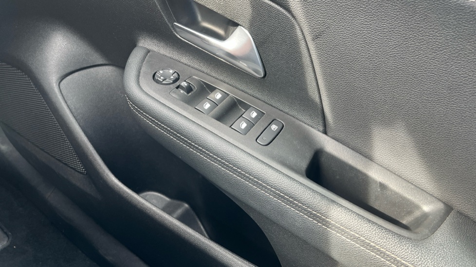 Vauxhall Mokka 100kW Ultimate 50kWh 5dr Auto Electric Hatchback - Image 40