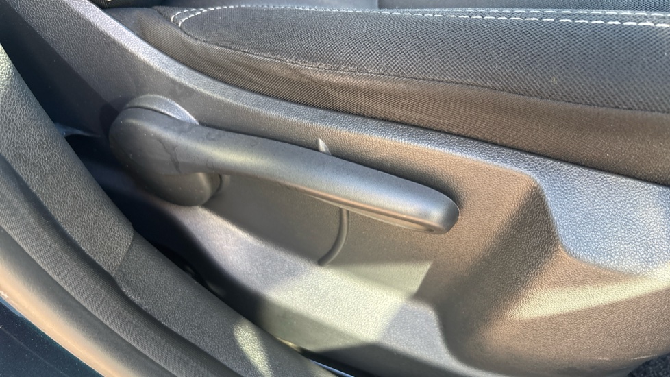 Renault Captur 0.9 TCE 90 Iconic 5dr Petrol Hatchback - Image 36