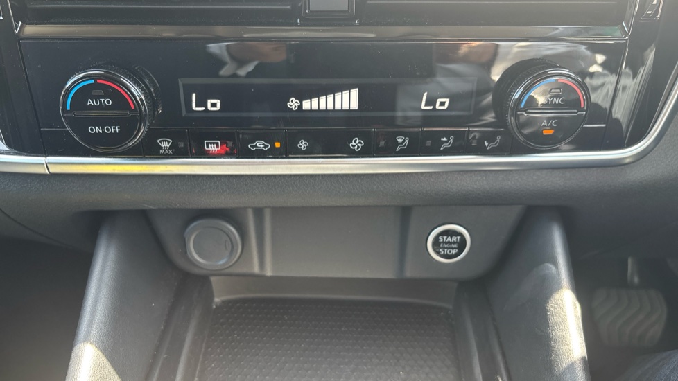 Nissan Qashqai 1.3 DiG-T MH 158 N-Connecta 5dr Xtronic Petrol Hatchback - Image 25