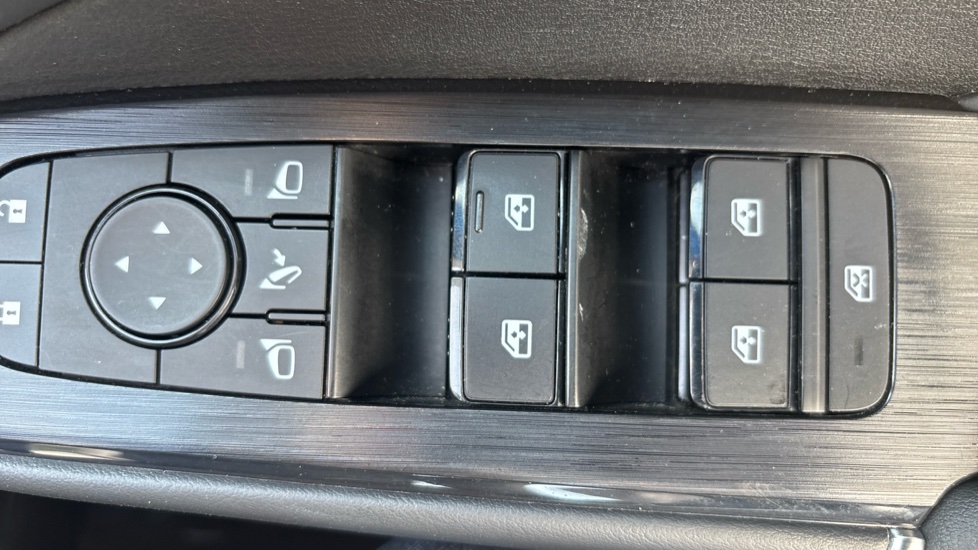 Nissan Qashqai 1.3 DiG-T MH 158 N-Connecta 5dr Xtronic Petrol Hatchback - Image 35